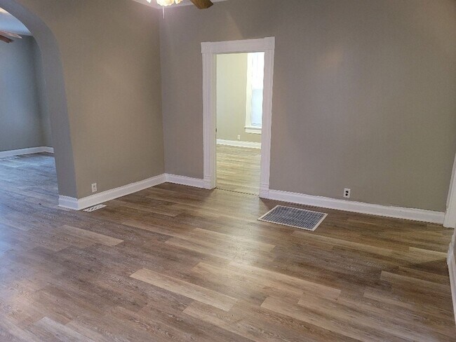 Building Photo - 2 Bedroom newly remodeled unit!