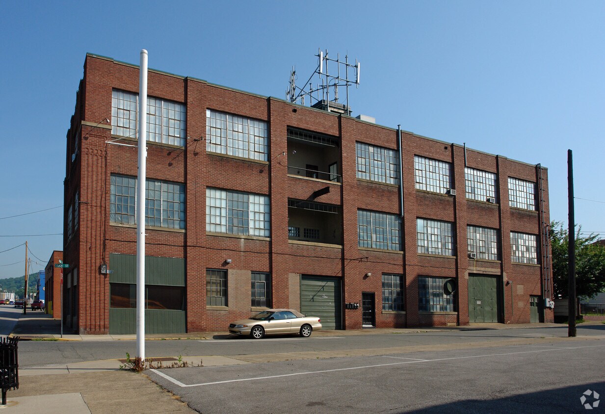 Building Photo - 600 Couch St