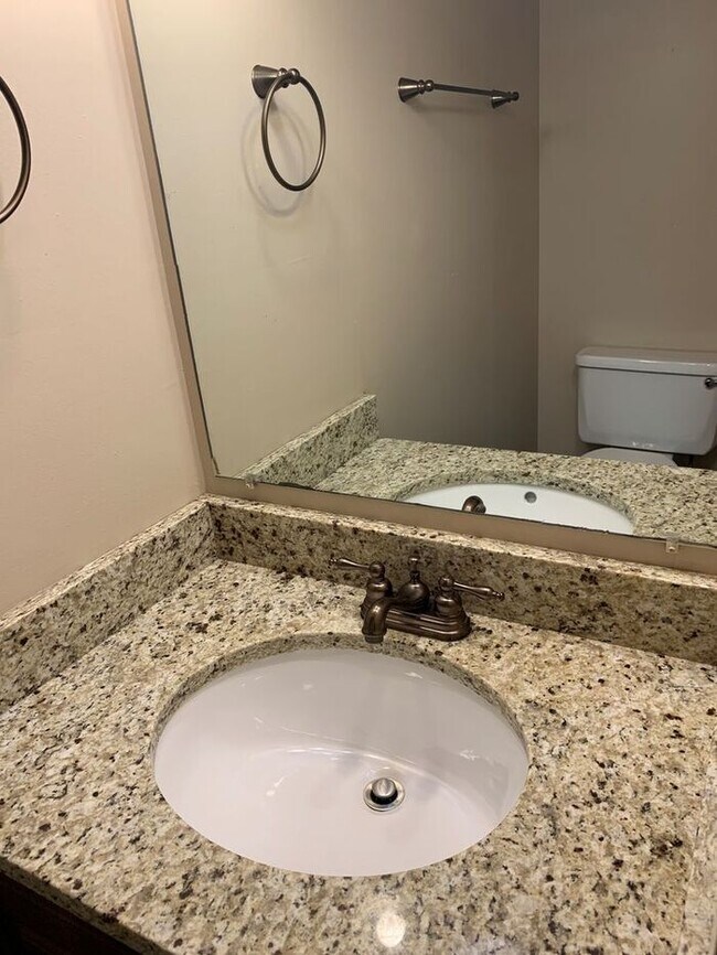 Foto del edificio - 2 Bed 1.5 Bath End Unit Townhome!
