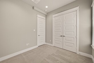 Building Photo - 2114 Engelmohr St