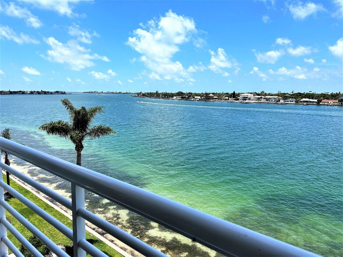 Primary Photo - Gorgeous Updated Waterfront 2/2 Unfurnishe...