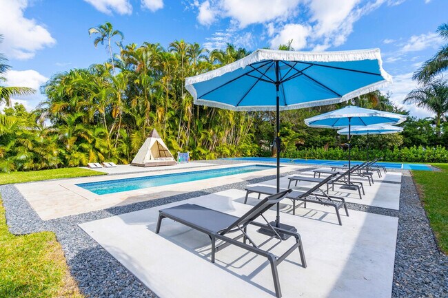 Foto del edificio - 590 NW 159th St