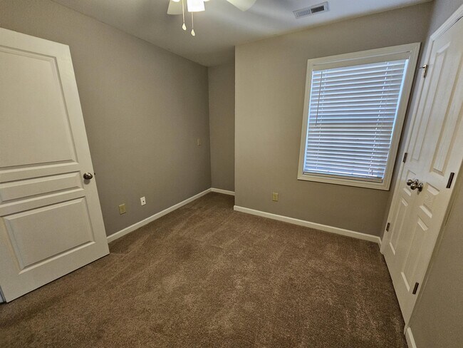 Building Photo - 439 Greentree Dr
