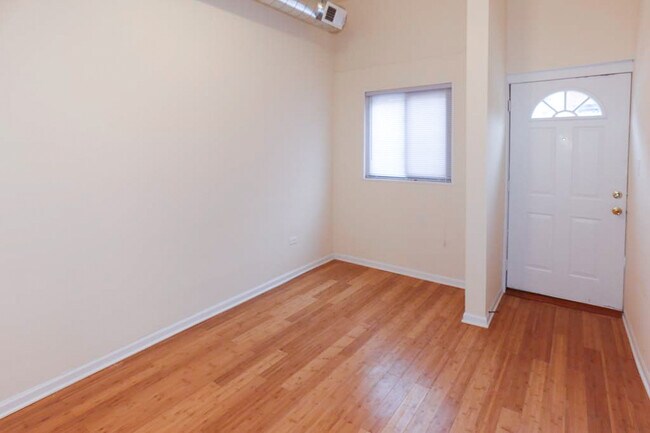 Foto del edificio - 2556 W Armitage Ave