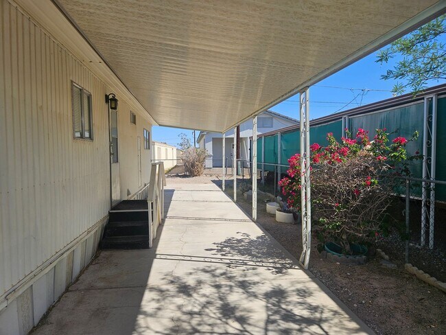 Foto del edificio - CUTE 2 Bed/2 Bath Mobile on 2 lots in Cent...