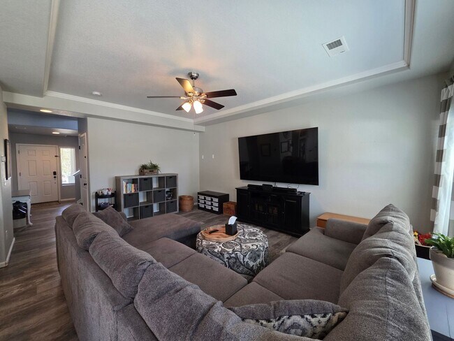 Foto del edificio - Gorgeous 4 Bed 4 bath Home In Banning Lewis Ranch!!