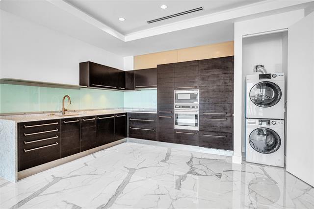 Foto del edificio - 2408 Victory Park Ln