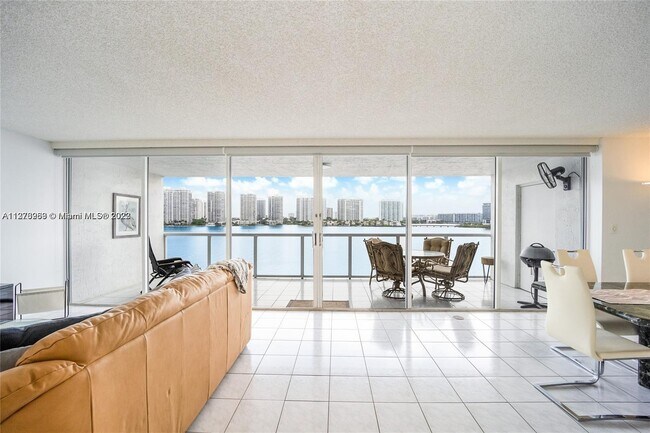 Foto del edificio - 17700 N Bay Rd