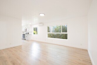 Building Photo - 748 N Hudson Ave