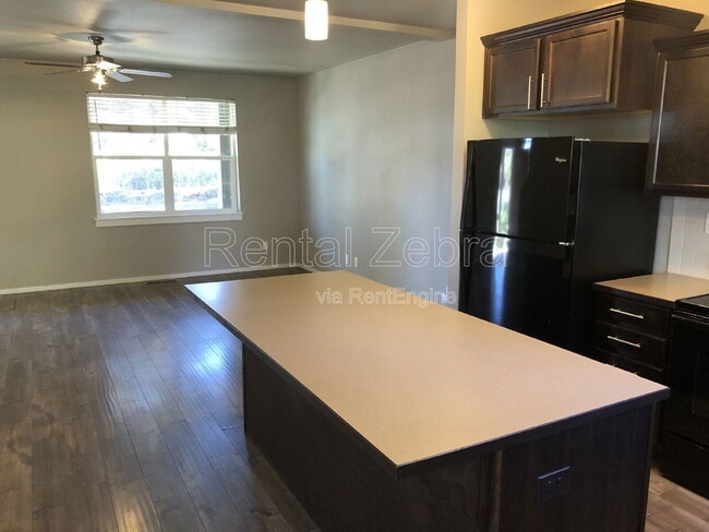 Building Photo - 5 SW Roosevelt Ave