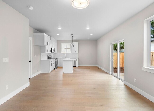 Foto del edificio - Brand-New 4-Bedroom Home Offering Modern Design, High-End Finishes, Attached Garage & Private Bac...