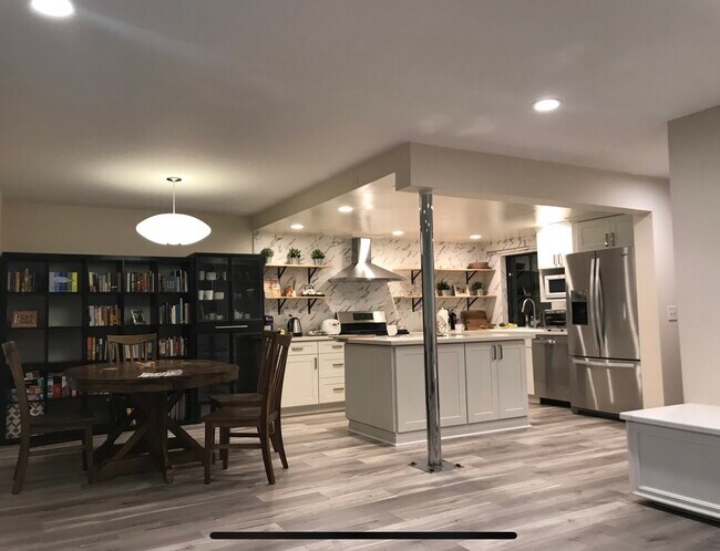 Building Photo - 2032 E Bermuda St