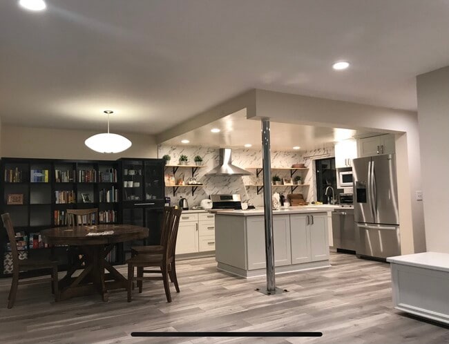 Building Photo - 2032 E Bermuda St