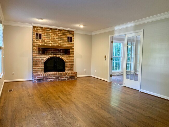 Building Photo - Three Bedroom Home in the Cardinal and Ker...