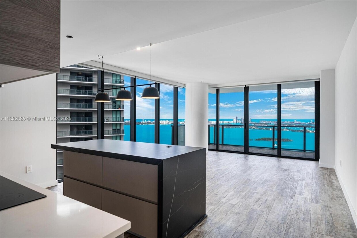 Foto principal - 650 NE 32nd St