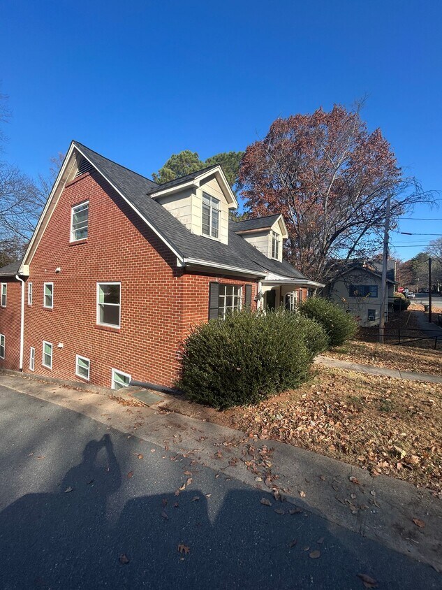 Foto del edificio - 1015 Carolina Ave