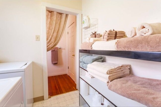 Foto del edificio - 4 bedroom 2 bath home