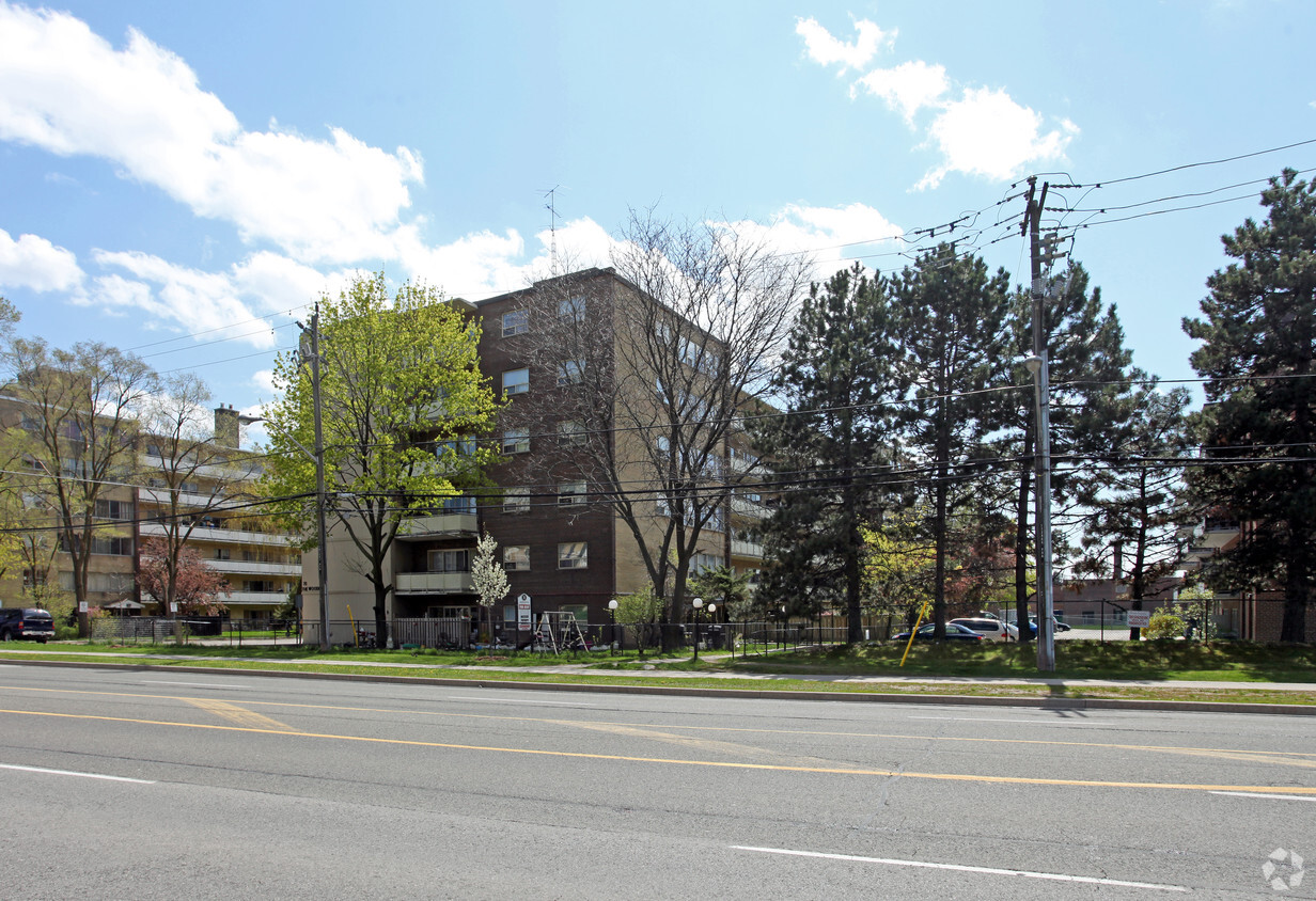 Building Photo - 76 Parkwoods Village Dr