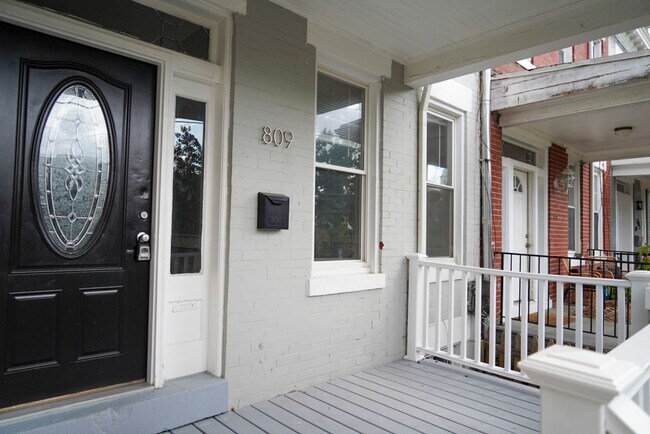 Building Photo - Lovely 4br/2bth home w/parking in Petworth - Priced to rent ASAP!