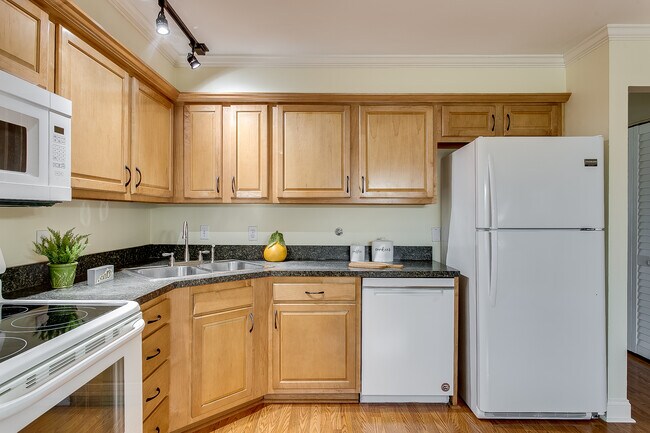 Kitchen - 9400 Aylesbury Dr