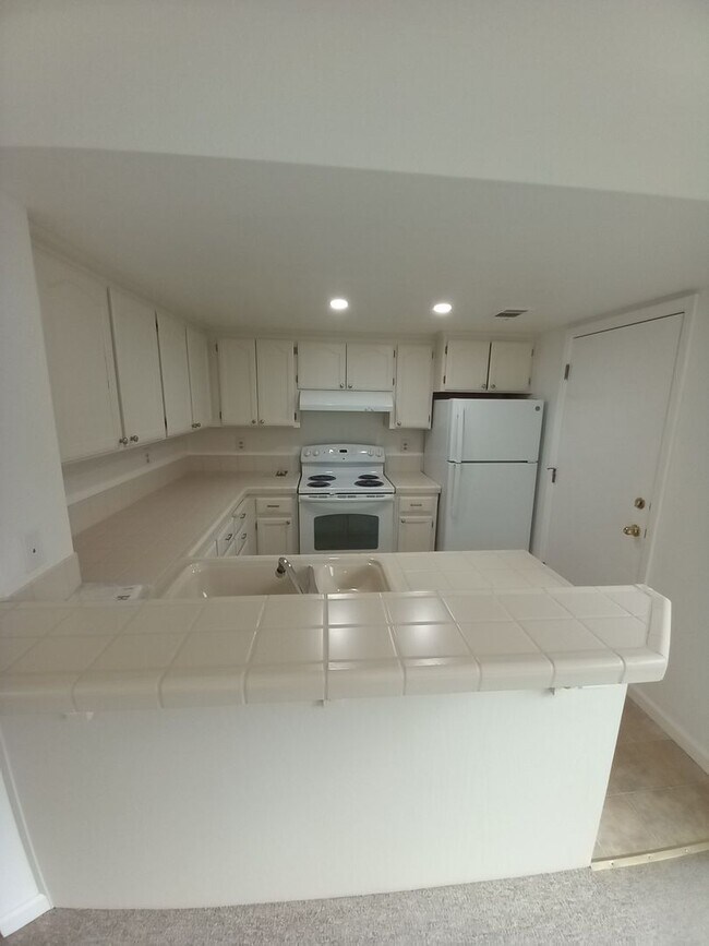 Building Photo - 3 bedroom 2 bath home close to Downtown Ma...