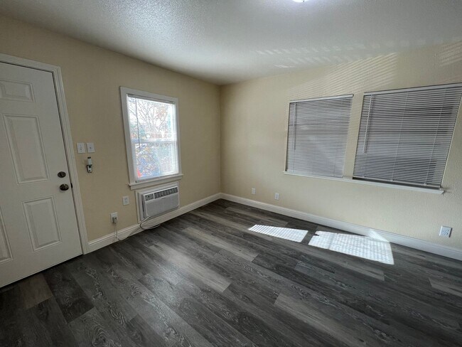 Building Photo - 112 W 18th St