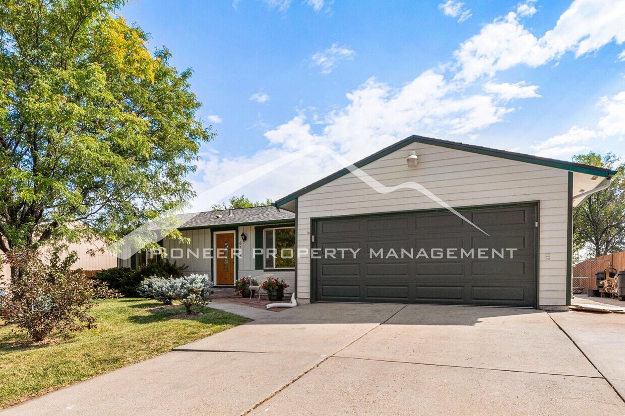 Primary Photo - Beautiful Home with Fenced Back Yard and A...