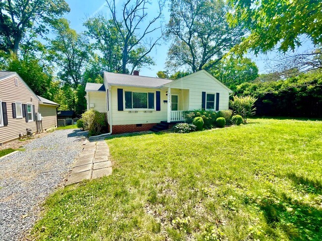 Foto del edificio - Beautiful 3 Bed 1 Bath Home Located near target shopping center off of Battleground in desirable ...