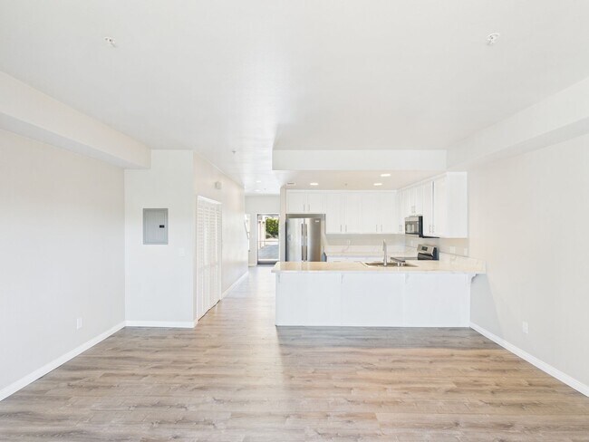 Building Photo - NEW NEW NEW remodeled -3bedroom/3bath Town...