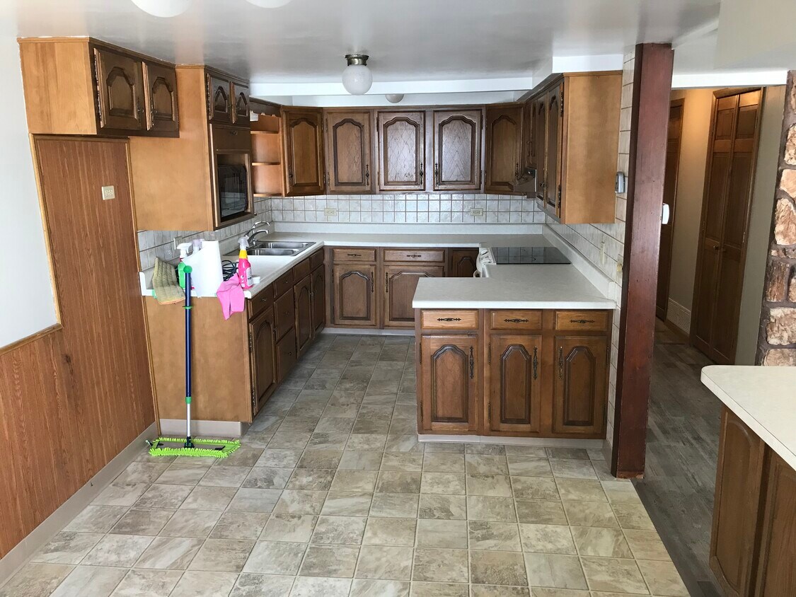 Kitchen - 6494 N Paynes Point Rd