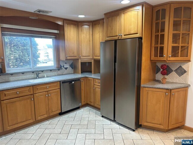 Foto del edificio - 74 Rosemont Ave