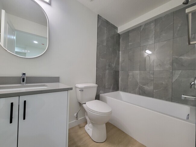 Photo du bâtiment - 20821-2019A 19A Ave NW