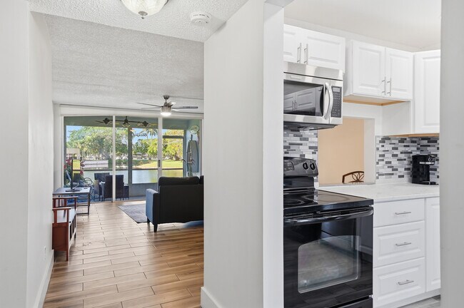 Foto del edificio - 5860 NW 64th Ave