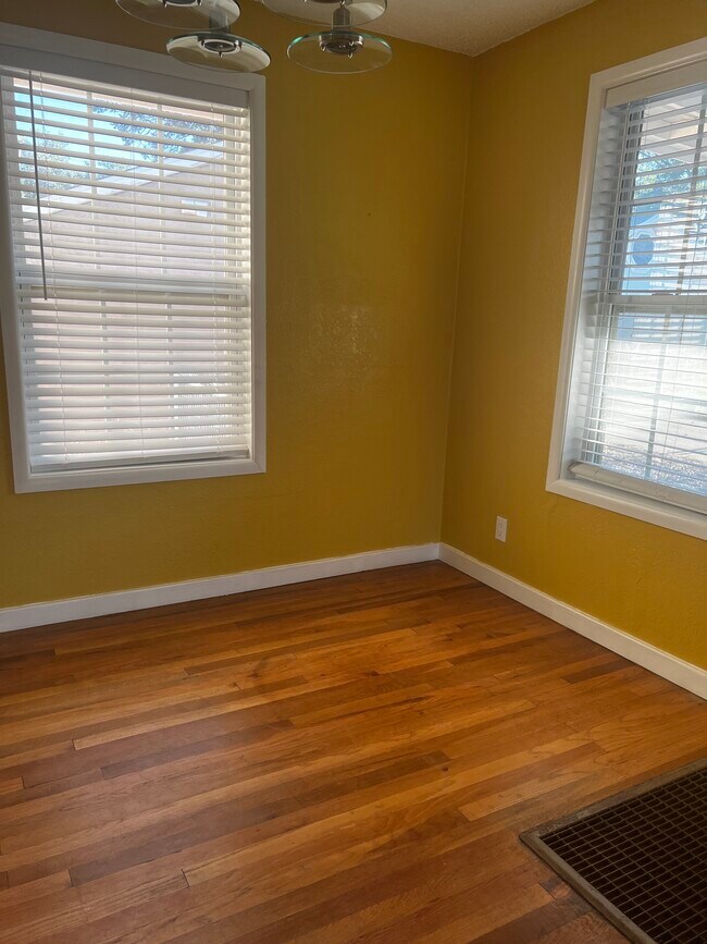 Comedor - 902 W Mathews St