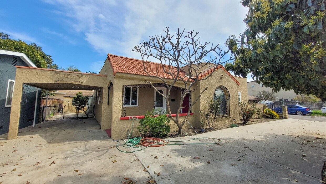 Primary Photo - Large 3 Bedroom 2 Bath House!