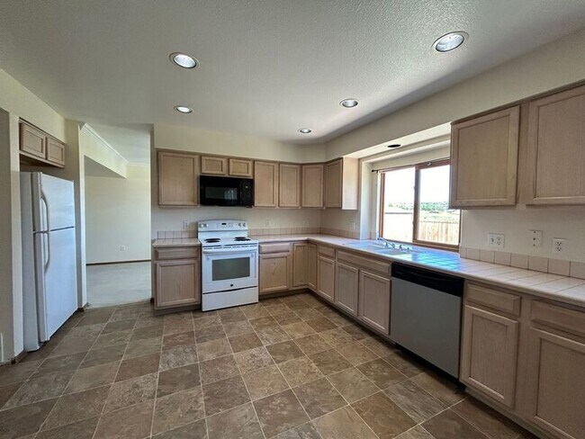Building Photo - 1302 S Canoe Creek Drive