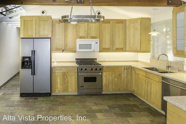 Building Photo - 7426 Draper Ave