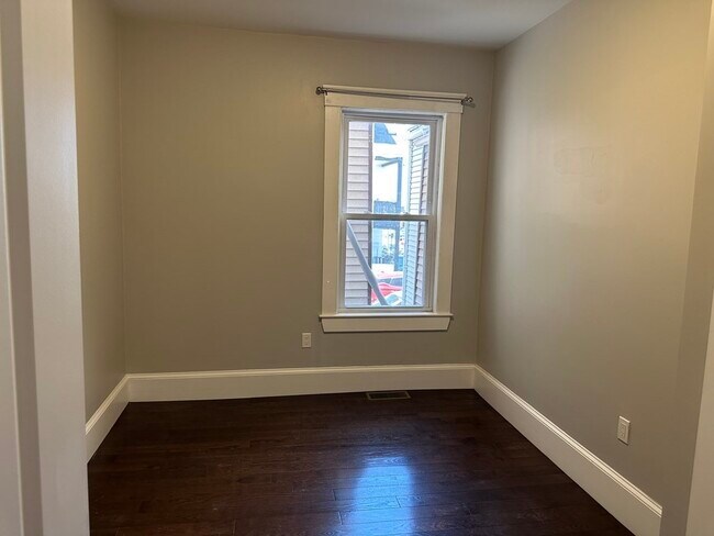 Building Photo - 183 Chelsea St