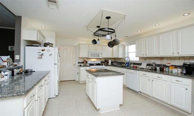 Building Photo - 25019 Birnamwood Dr