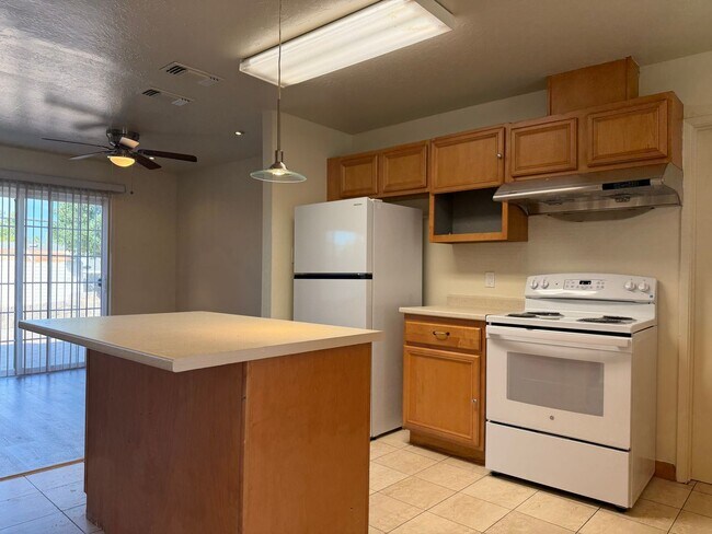 Building Photo - 7109 Thomas Dr