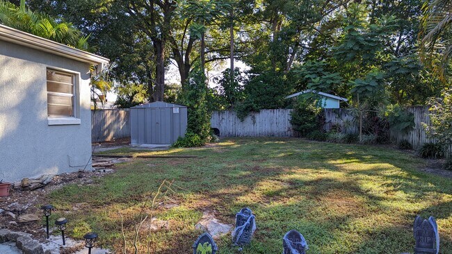 Building Photo - 919 Pinegrove Ave