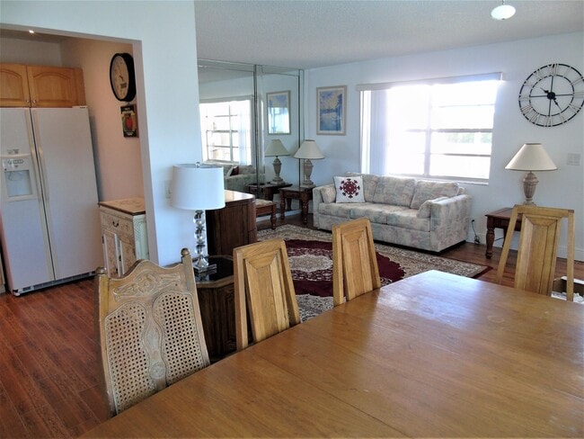 Building Photo - 761 Burgundy P