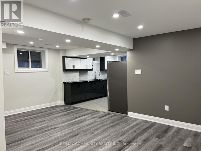 Building Photo - 21 Hazeldine Dr