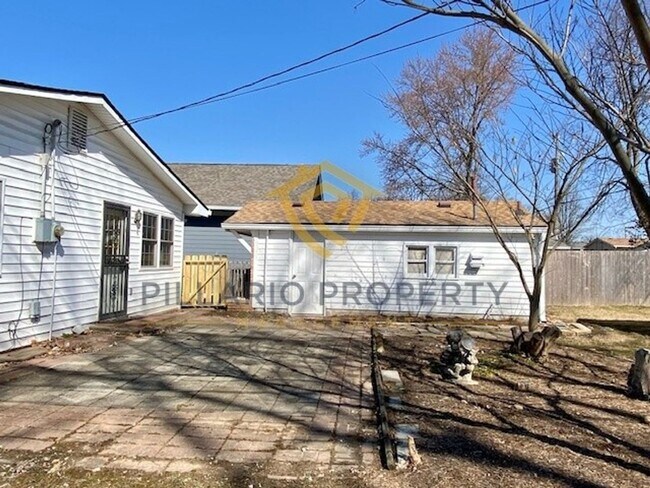 Foto del edificio - Close to UIndy, Carson Heights, 4 Bedroom/2 Bathroom Ranch Home with Workshop Available NOW!