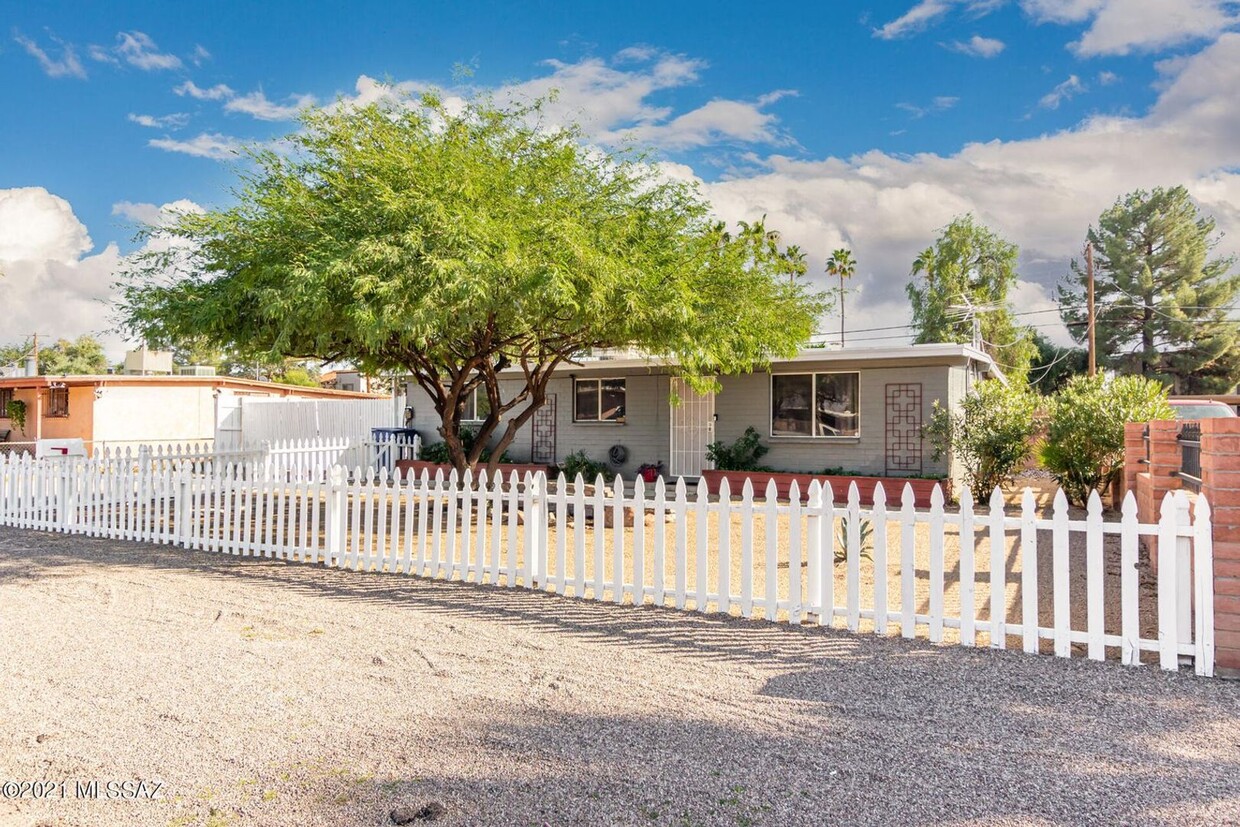 Primary Photo - Central 3 Bedroom 2 Bath Home