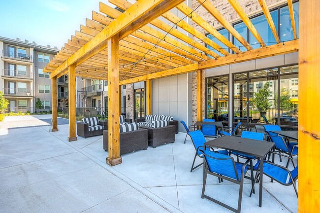 vista a la terraza con un área de descanso al aire libre y una pérgola - Avasa Spring Branch