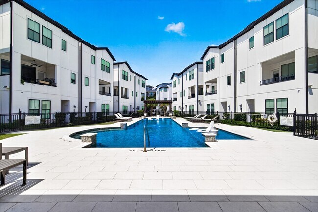 Building Photo - 2812 Grand Fountains Dr