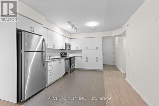 Photo du bâtiment - 830-830 Lawrence Ave W