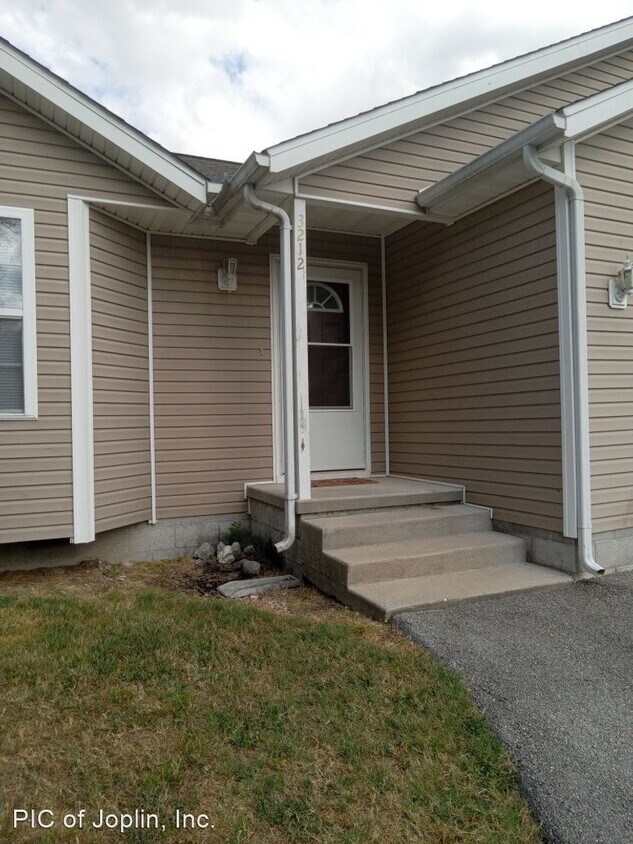 Primary Photo - 3 br, 2 bath House - 3212 E 12th