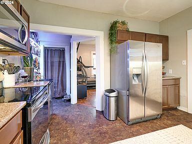 Building Photo - 800 SW Brockwood Ave